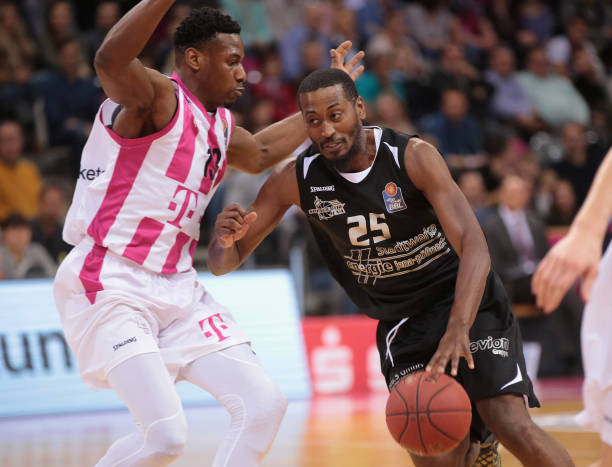 西媒：巴萨在和乌奈-埃尔南德斯谈续约，其合同赛季末到期